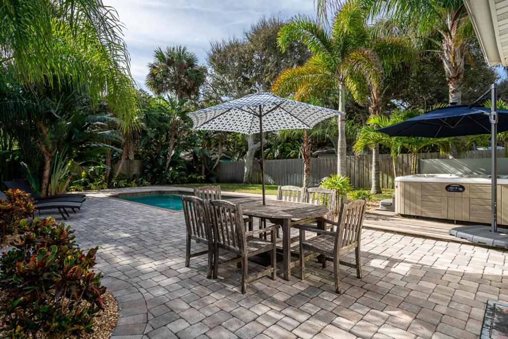 Turtles Nest Pool Home ~ Hot Tub ~ Walking Distance To The Beach - 821 E. 11Th New Smyrna Beach Exterior photo